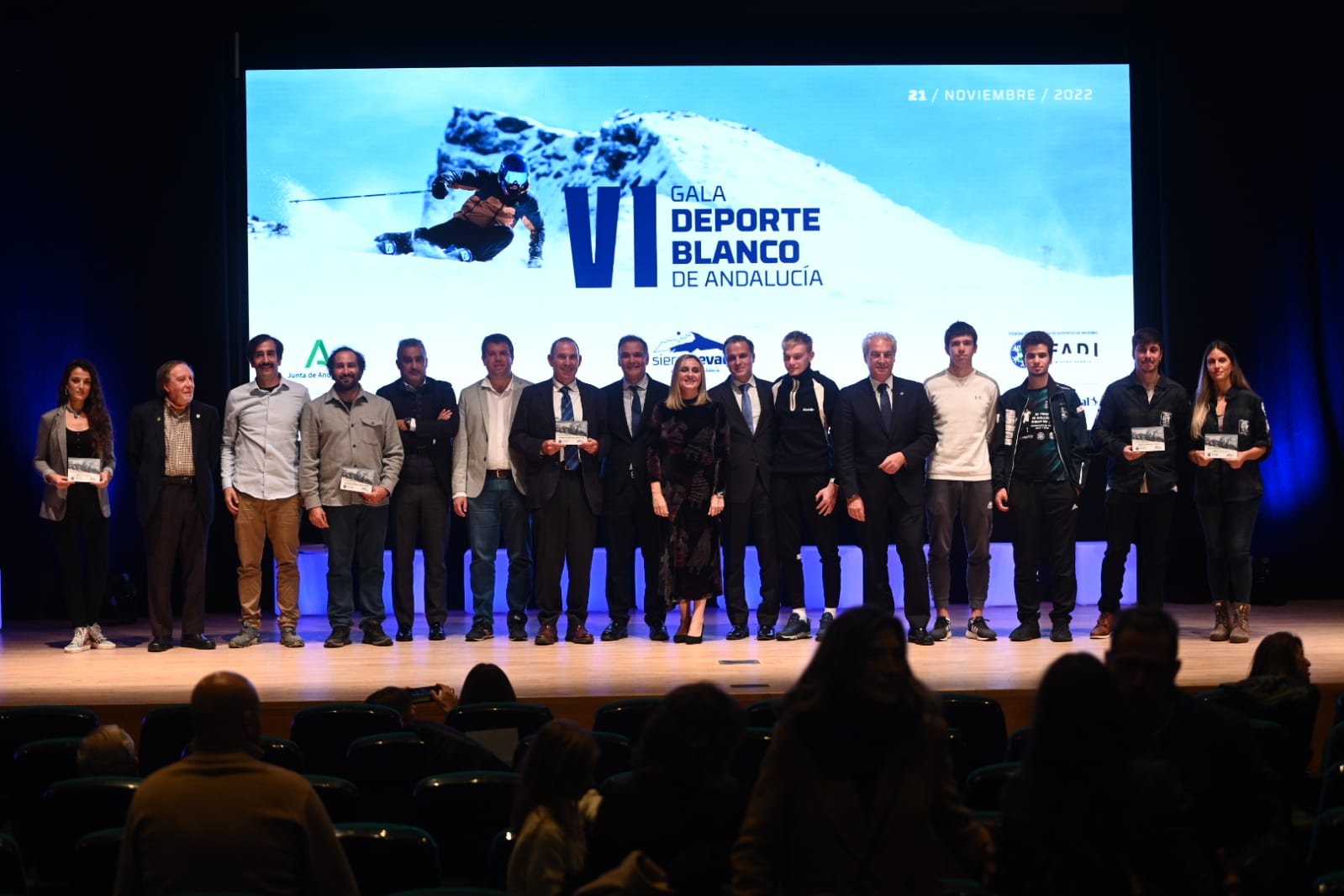La Gala del Deporte Blanco reconoce a la esquiadora Ana Alonso, a dos snowboarders, a la cátedra del Derecho del Deporte de la UGR y al club Monachil por ‘rescatar’ a 45 esquiadores jóvenes de la Guerra de Ucrania 